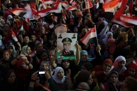 Mursího odpůrci se radují na náměstí Tahrír z vojenského převratu.