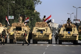 Zlí jazykové tvrdí, že egyptská armáda je jen proto tak "neutrální" nebo dokonce "stojící na straně lidu", protože se ze všeho nejvíc téhož lidu obává.