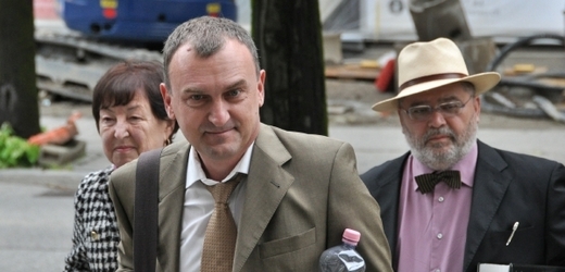 Antonín Koláček odchází 10. června od soudu ve švýcarské Bellinzoně.