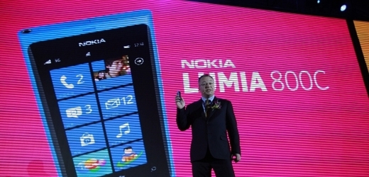 Společnosti Nokia se zatím příliš nedaří na trhu s chytrými telefony, kde čelí ostré konkurenci firem Apple a Samsung.