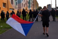 Policie zasahovala na sídlišti Máj proti desítkám účastníků neohlášené protiromské demonstrace v Českých Budějovicích. 