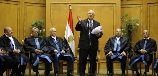 Adlí Mansúr (uprostřed) během čtvrteční prezidentské přísahy.