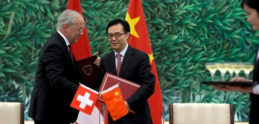 Bilaterální dohodu v Pekingu podepsali čínský ministr obchodu Kao Chu-čcheng a švýcarský ministr hospodářství Johann Schneider-Ammann.