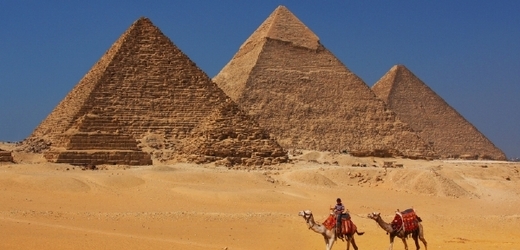 Ačkoliv pyramidy patří mezi největší egyptská lákadla, v těchto dnech by si jejich návštěvu měli turisté rozmyslet (ilustrační foto).