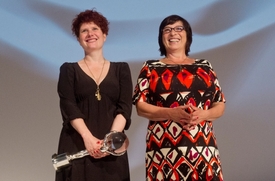Režisérka Alice Nellis (vlevo) převzala při závěrečném ceremoniálu 48. ročníku Mezinárodního filmového festivalu v Karlových Varech od redaktorky Věry Míškové Diváckou cenu deníku Právo za film Revival.