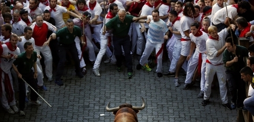 Býčí běhy jsou tradiční součástí španělských slavností.
