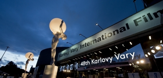 48. Mezinárodní filmový festival v Karlových Varech navštívil rekordní počet fanoušků. Projekcí se účastnilo přes 128 tisíc lidí.