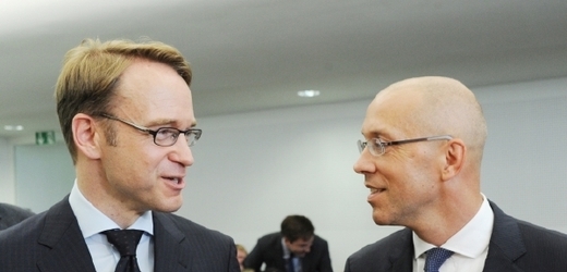 Prezident Německé federální banky Jens Weidmann (vlevo) při rozhovoru s členem výkonné rady ECB Joergem Asmussenem (vpravo).  