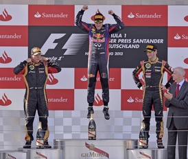 Sebastian Vettel (uprostřed) se raduje z vítěztví v domácím závodu.