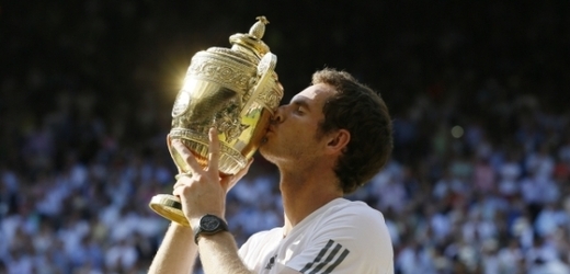 Andy Murray s trofejí pro vítěze slavného Wimbledonu.