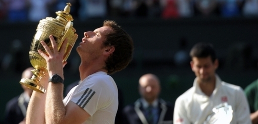 Symbolická fotka. Poražený Novak Djokovič z povzdálí sleduje mistrovské radovánky vítěze Wimbledonu Andyho Murrayho.