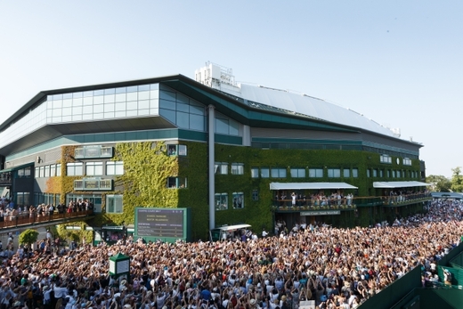 Davy lidí sledovaly finále Wimbledonu na velkoplošných obrazovkách před stadionem.