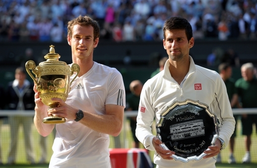 Foto s trofejemi. Andy Murray (vlevo) a Novak Djokovič.