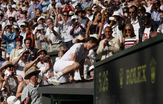Andy Murray šplhá do lóže za svými blízkými.