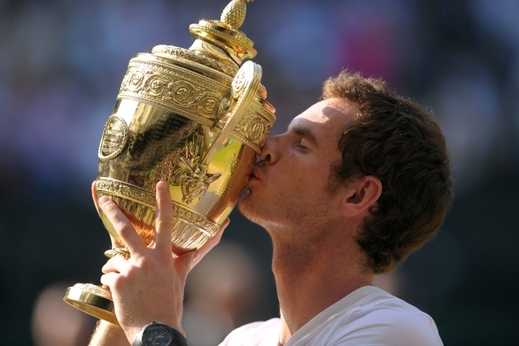 Zlatý polibek s trofejí pro vítěze Wimbledonu.