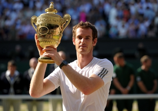 Andy Murray pózuje s trofejí pro vítěze Wimbledonu.