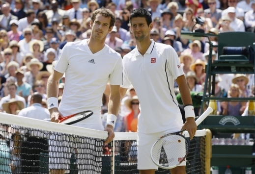 Předzápasové foto. Andy Murray (vlevo) a Novak Djokovič se chystají na velké finále.