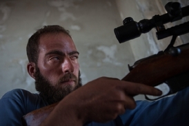 Odstřelovač FSA u syrského Homsu.