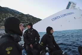 Po přeživších pátrali potápeči v trupu lodi Costa Concordia marně.