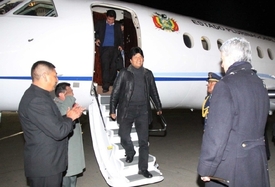 Bolivijský prezident Morales v La Paz po skončení letu z Moskvy, během kterého byl donucen přistát ve Vídni.