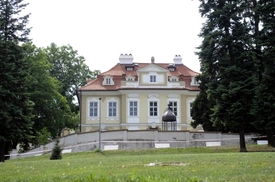 Barokní zámeček, v němž sídlí Klausův institut.