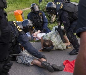 Policie zasahovala 6. července na sídlišti Máj proti desítkám účastníků neohlášené protiromské demonstrace v Českých Budějovicích.