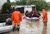 Při povodních pomáhalo téměř 15 tisíc hasičů a policistů.