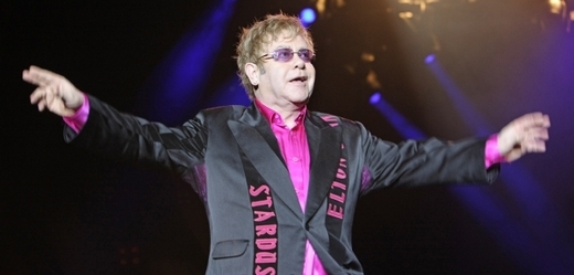 Elton John vystoupil v Praze již před třemi roky ve vyprodané O2 areně.