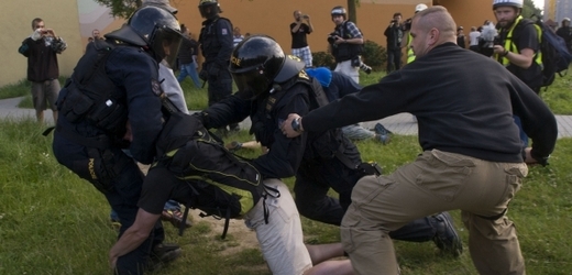 Policie zasahovala 6. července na sídlišti Máj proti desítkám účastníků nepovolené protiromské demonstrace v Českých Budějovicích.