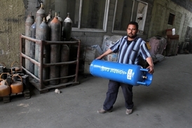 Obyvatel Gazy s plynovou bombou. Spolupráce s Palestinci ohledně plynu by se Izraeli vyplatila.