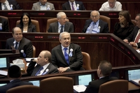 Premiér Netanjahu v parlamentu. Izraelská vláda určila k exportu jen 40 procent vytěženého plynu.