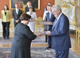 Prezident republiky Miloš Zeman (vpravo) jmenoval 10. července v Praze ministryní spravedlnosti Marii Benešovou (vlevo).