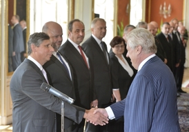 Prezident republiky Miloš Zeman (vpravo) jmenoval 10. čerevnce ministrem financí Jana Fischera (vlevo). Fischer bude zároveň místopředsedou vlády.
