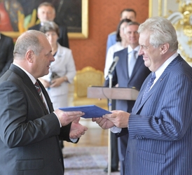 Prezident republiky Miloš Zeman (vpravo) jmenoval 10. července v Praze ministrem práce a sociálních věcí Františka Koníčka (vlevo).