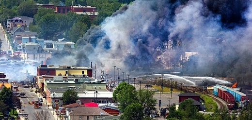 Požár způsobený výbuchem vykolejených cisteren se surovou ropou se hasičům podařilo uhasit až v noci na pondělí.
