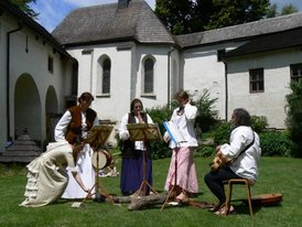 Na hradech zní v létě středověká i moderní hudba (ilustrační foto z Roštejna).