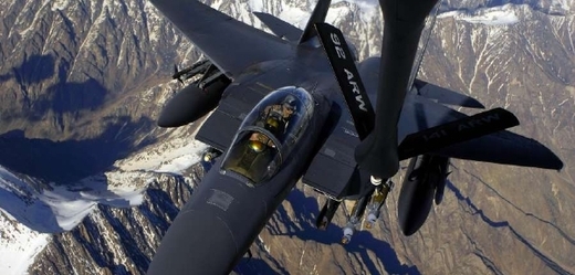 Americký F-15E Strike Eagle nad Afhánistánem.