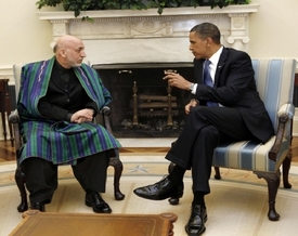 Karzáí (vlevo) a Obama v Bílém domě. Jako dva jiné světy.