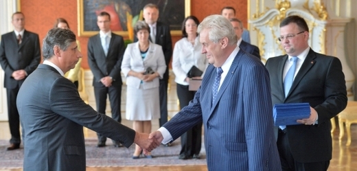 Prezident Miloš Zeman (vpravo) blahopřeje novému ministru financí Janu Fischerovi.