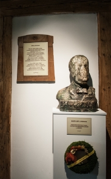 Busta světoběžníka Járy Cimrmana se dochovala jen v matných rysech.