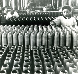 Cizinci pracující za 2. světové války v japonské muničce (ilustrační foto).