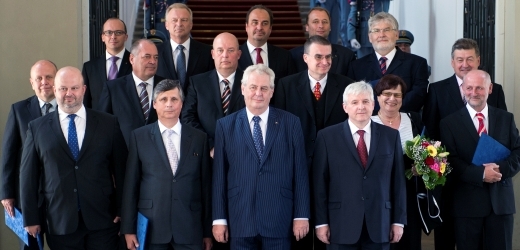 Noví ministři vlády premiéra Jiřího Rusnoka pózují s prezidentem Milošem Zemanem při oficiálním fotografování.
