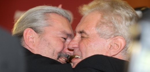 Daniel Hůlka v objetí s Milošem Zemanem chvíli poté, co Zeman vyhrál prezidentské volby.