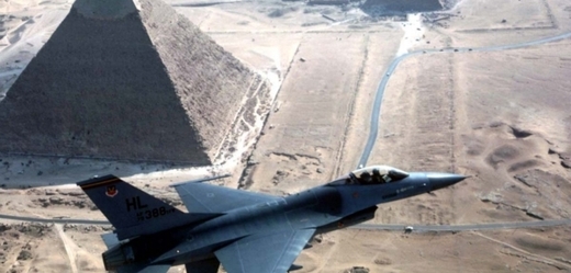 Americké F-16 nad pyramidami v Gíze.