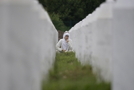 U Srebrenice bylo zmasakrováno osm tisíc mužů a chlapců.