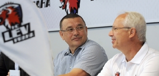 Trenér Lva Václav Sýkora (vpravo) a klubový manažer Rašid Chabibulin.