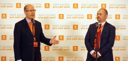 Michal Hašek (vpravo) odporuje stanovisku předsedy strany ČSSD Bohuslavu Sobotkovi (vlevo).