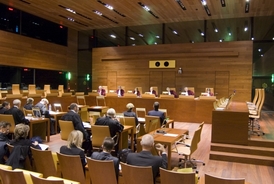 Jednání Soudního dvora v Lucemburku, senát složený z pěti soudců.