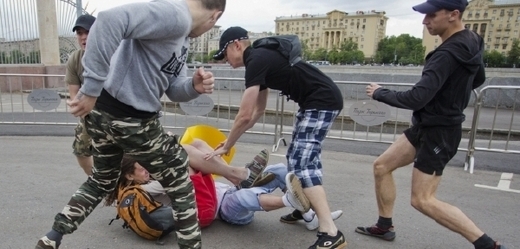 Homosexuální aktivista dostává nakládačku při jednom prostestu v Moskvě.