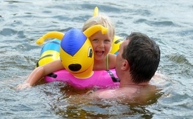 Někde, jako třeba v Boleveckém rybníku nebo Hnačově, je lepší děti do vody nedávat (ilustrační foto)